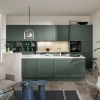 Cuisine moderne avec armoires vertes et îlot dans un espace ouvert. Nolte Kitchen.