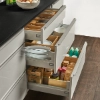 Cuisine moderne avec tiroirs ouverts remplis d'ustensiles de Nolte Kitchen.