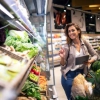 Une femme choisit des légumes frais dans un supermarché tout en tenant une tablette.
