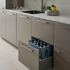 Eine moderne Küche mit offenem Schrank, gefüllt mit Getränken. Nolte Küchen.
