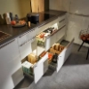 Een moderne keuken met open lades en keukengerei op het aanrecht van Nolte Kitchen.