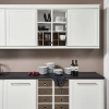 Cuisine moderne avec armoires blanches et plan de travail sombre, présentée par Nolte Kitchen.