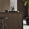 Cuisine moderne avec éléments en bois et plantes, style Nolte Kitchen.