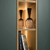 Une étagère avec des livres et des vases au design élégant, parfaite pour Nolte Living.