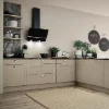 Eine moderne Küche mit hellem Holz und schwarzen Akzenten. Nolte Küchen.