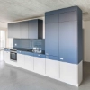 Eine moderne Küche mit blauen und weißen Schränken von Nolte Küchen.