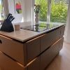 Cuisine moderne avec îlot et bloc couteaux, design Nolte Kitchen.