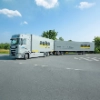 Un camion avec l'inscription "Nolte Kitchen" est garé sur un parking sous un ciel bleu.