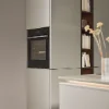 In der modernen Küche sind graue Schränke mit einem integrierten Backofen zu sehen. Nolte Küchen.