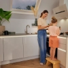 Une femme et un enfant cuisinent ensemble dans une cuisine intégrée moderne de Nolte.