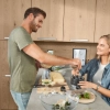 Un couple prépare un repas dans une cuisine moderne Nolte.