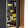 Un placard de cuisine ouvert avec vaisselle dans une cuisine moderne de Nolte Kitchen.