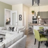 Wohnzimmer mit modernen Möbeln, Essbereich und offener Küche, gestaltet von Nolte Living.