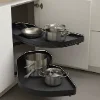 Uittrekbare planken met potten in de keuken. Nolte Keukens.