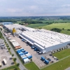 Une grande usine industrielle à la campagne, entourée de champs; Nolte Kitchen.