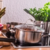 Ingrédients frais et casseroles sur une cuisinière dans une cuisine moderne de Nolte Kitchen.