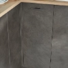 Cuisine moderne avec armoires grises et étagères en bois, équipée par Nolte Kitchen.