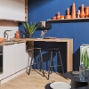 Eine moderne Küche mit blauen Wänden und stilvollen Dekorationen, Nolte Küchen.