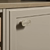 Gros plan d'une porte d'armoire de cuisine avec poignée, partie de Nolte Kitchen.