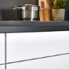 Cuisine moderne avec casserole et planche à découper sur le plan de travail, intégrée dans Nolte Kitchen.