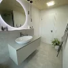 Nowoczesna łazienka z podświetlanym lustrem i umywalką. Nolte SPA.