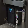 Ein geöffneter Küchenschrank mit Wassersprudler und Zubehör, Nolte Küchen.