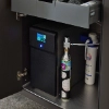 Ein geöffneter Küchenschrank mit Wassersprudler und Zubehör, Nolte Küchen.