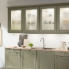 Una cucina moderna con armadi verdi e decorazioni. Nolte Kitchen.