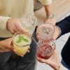 Cuatro personas brindan con diferentes cócteles, Nolte Cocina.