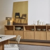 Ein moderner Wohnbereich mit Holzregalen und Dekoration, präsentiert von Nolte Living.