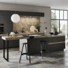 Cuisine moderne avec îlot et armoires sombres, grandes fenêtres en arrière-plan. Nolte Kitchen.