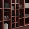 Ein Weinregal aus Holz mit Gläsern und Flaschen, passend für Nolte Living.