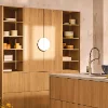 Cocina moderna de madera con diseño elegante y estantes. Nolte Küchen.