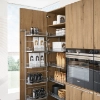 Un placard de cuisine ouvert avec des provisions et un aspect bois de Nolte Kitchen.