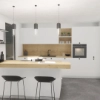 Eine moderne, weiße Küche mit Holzdetails und drei Hängelampen, gestaltet von Nolte Küchen.