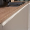 Cuisine moderne avec plan de travail en bois et placards clairs de Nolte Kitchen.