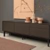 Een elegant dressoir met decoratie voor een grijze muur, deel van de Nolte Living collectie.
