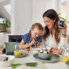 Une mère et sa fille prennent le petit-déjeuner ensemble dans une cuisine moderne de Nolte Kitchen.