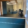 Cuisine moderne avec surfaces noires et poutres en bois, Nolte Kitchen.