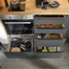 Een moderne keuken met open lades en kookgerei, Nolte Küchen.