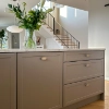 Cucina moderna con fiori sul piano di lavoro, in evidenza il design di Nolte Kitchen.