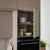 Open kasten in de keuken met kommen en een plant. Nolte Küchen.