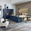 Eine moderne Küche mit blauen Schränken und Holzelementen von Nolte Küchen.