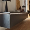 Un salon moderne avec un buffet suspendu et des décorations élégantes, Nolte Living.