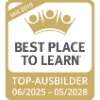 Ein goldfarbenes Emblem mit der Aufschrift "Best Place to Learn" und "Top-Ausbilder 06/2025 - 05/2028".
