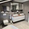 Bagno moderno con doppio lavabo e specchio, design di Nolte SPA.