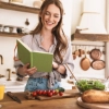 Une femme cuisine dans une cuisine avec des ingrédients frais, Nolte Kitchen.