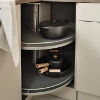 Cuisine moderne avec armoire d'angle et casseroles, intégrant Nolte Kitchen.
