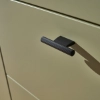 Un placard de cuisine vert avec une poignée noire, partie de Nolte Kitchen.