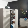 Une cuisine moderne avec des armoires brillantes et une étagère de rangement de Nolte Kitchen.